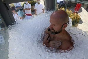 Pria Austria Pecahkan Rekor Berendam dalam Kotak Es Selama 2,5 Jam