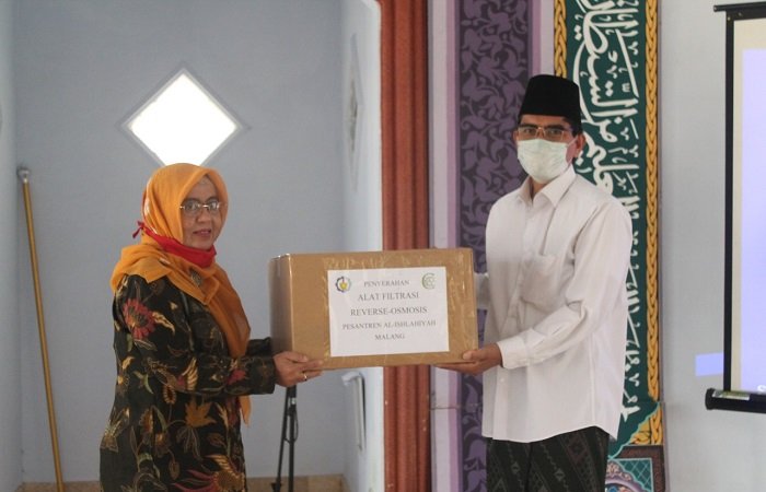 Memberikan bantuan alat penjernih air secara simbolis ke pengurus Ponpes Al-Ishlahiyah
