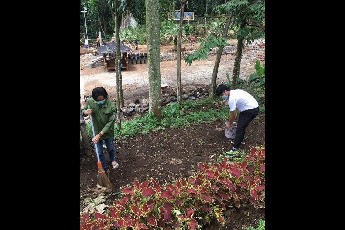 Mahasiswa UMM Bantu Warga Desa Toyomarto Perbaiki Kolam Wisata Pentungansari