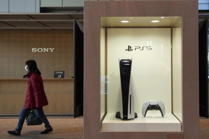 Melintasi display Sony PS5