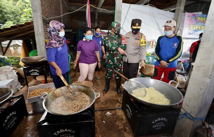 TNI-Polri dan Relawan Terus Lakukan Pencarian Korban Bencana Longsor di Nganjuk