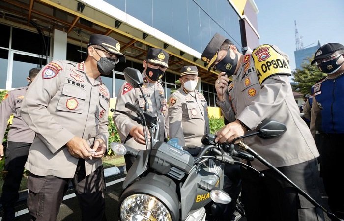 Kapolda Jatim memeriksa bantuan motor untuk bhabinkamtibmas