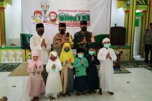 Sukseskan Gerakan Santri Bermasker, Polresta Malang Kota dan Kodim 0833 Bagikan 50 Ribu Masker