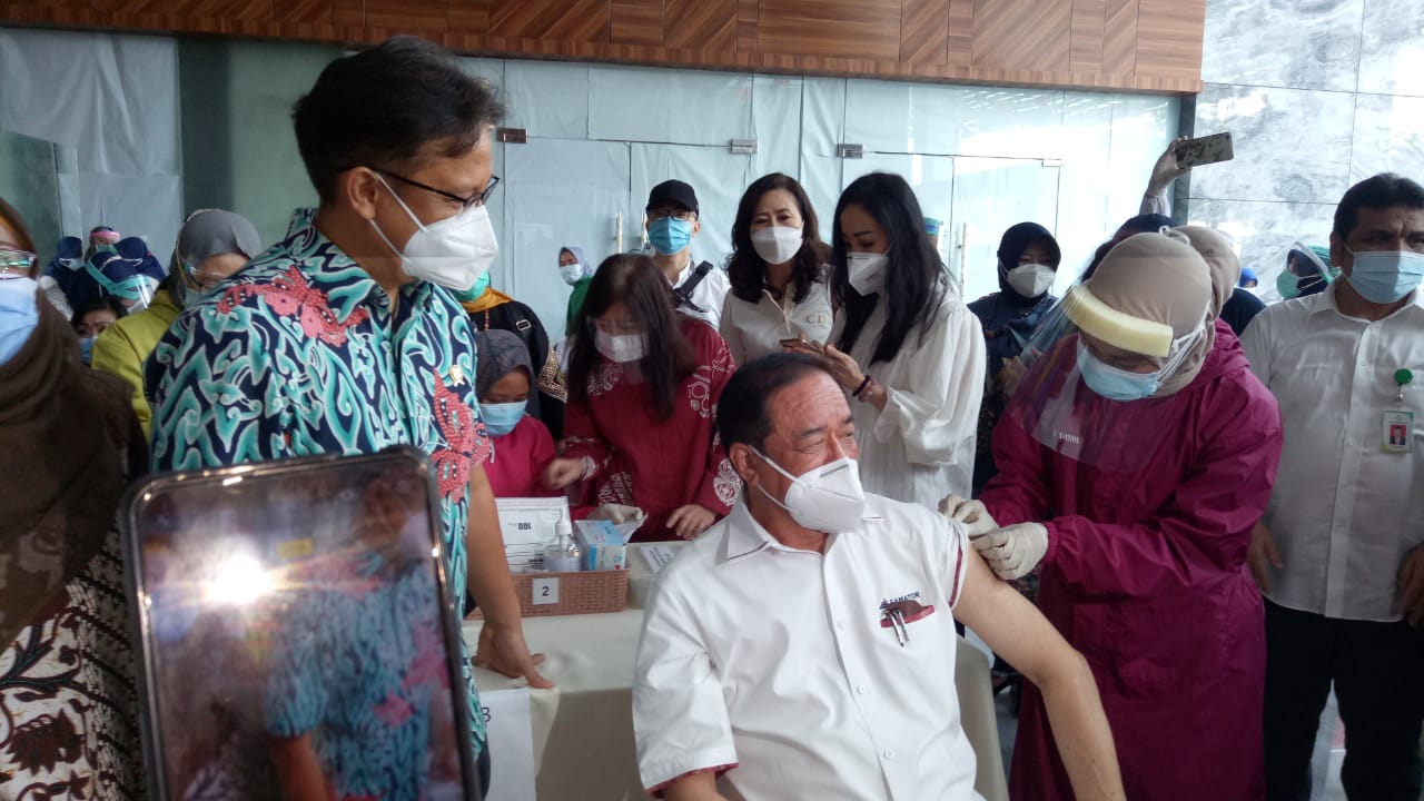 Menkes Tinjau Vaksinasi COVID-19 Bagi Para Lansia di Surabaya