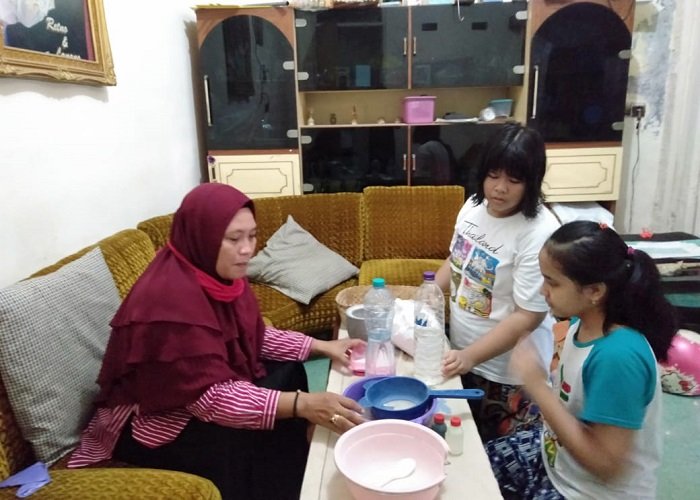 Bu Didien menjelaskan pembuatan cangkang telur menjadi pasta gigi