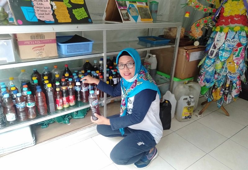 Bu Didien menunjukkan minyak jelantah yg dikumpulkan