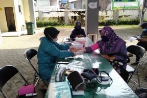 Vaksinasi untuk Para Guru di Puskesmas Rangkah Surabaya