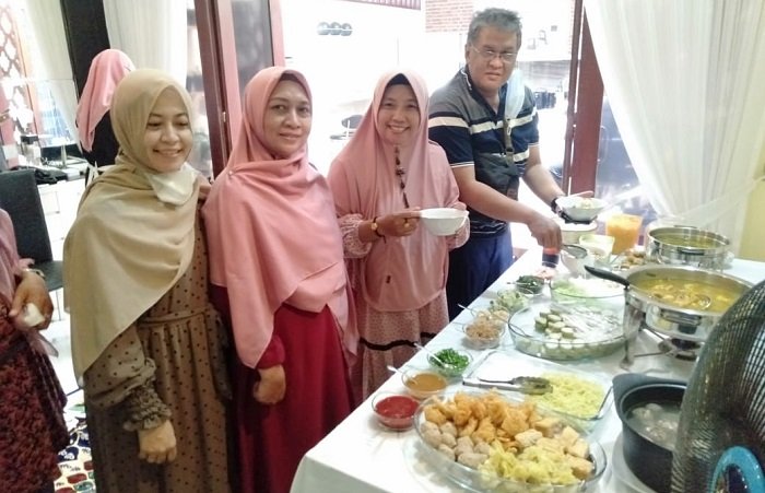 Menikmati hidangan-2