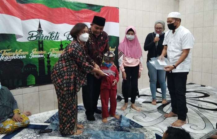 Ketua DPRD Kota Malang memberikan santunan