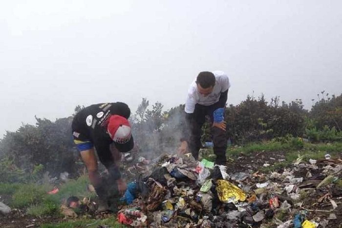 Jaga kebersihan gunung