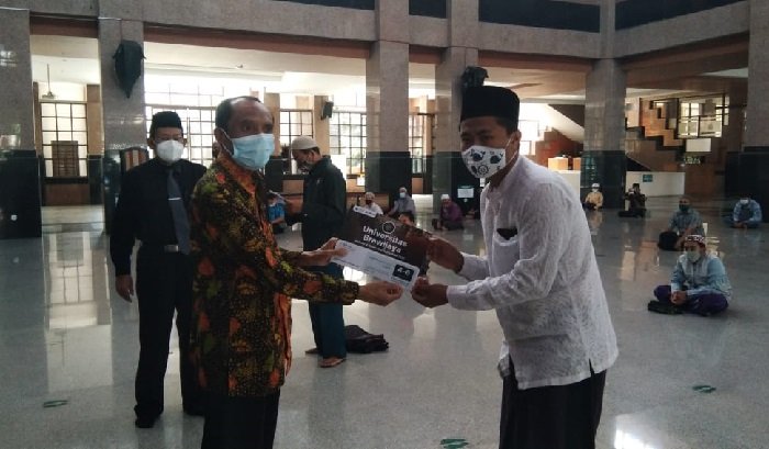 Ketua PPA UB menyerahkan santunan