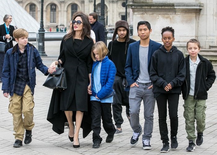 Jolie bersama ke-6 anaknya