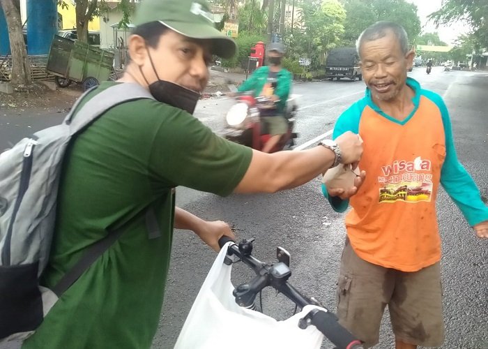 Bagi nasbung ke warga di jalan-1
