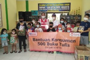 Kurangi Ketergantungan Anak Pada Gadget, Alfamart Bagikan 500 Buku Tulis di Kampung Sinau