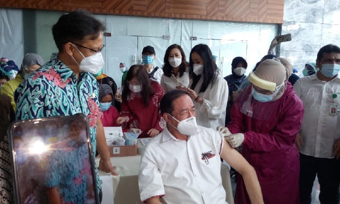 Menkes tinjau vaksinasi COVID-19 di Surabaya