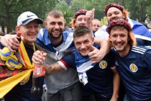 Suporter Sepakbola Dituding Penyebab Melonjaknya Kasus COVID-19 di Skotlandia