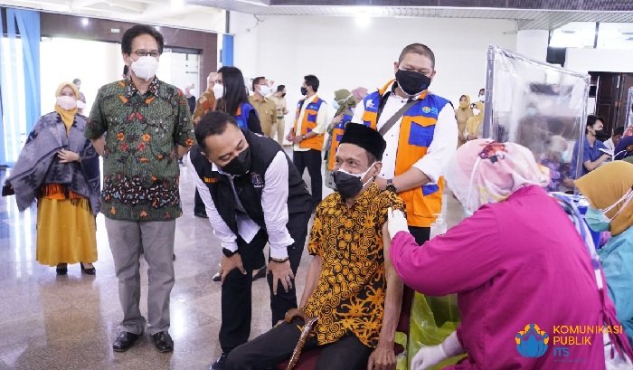 827-Eri Cahyadi bercengkrama dengan lansia yang divaksin Wali Kota Surabaya Tinjau Langsung Vaksinasi Dosis Kedua ITS