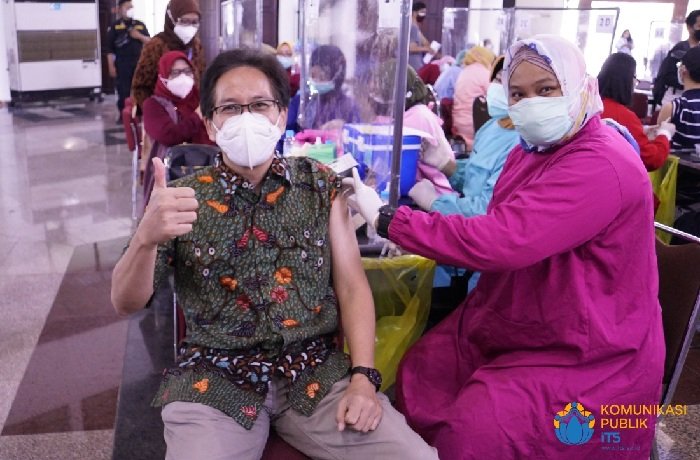 Rektor ITS ikut jalani vaksinasi