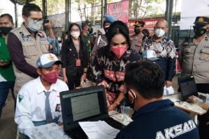 Siswa SMK Ikuti Vaksinasi di SMKN 6 Malang