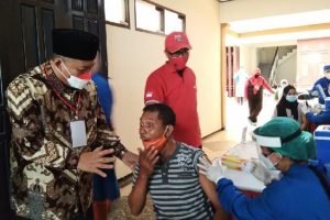 842-Ketua DPC PDIP Kota Malang tinjau vaksinasi massal DPC PDI Perjuangan Kota Malang Gelar Vaksinasi Massal