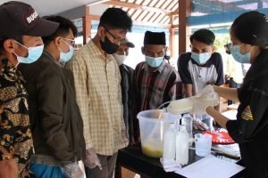 Mahasiswa ITN Berikan Pelatihan Pembuatan POC dan Briket ke Warga Desa Panggungrejo, Gondanglegi