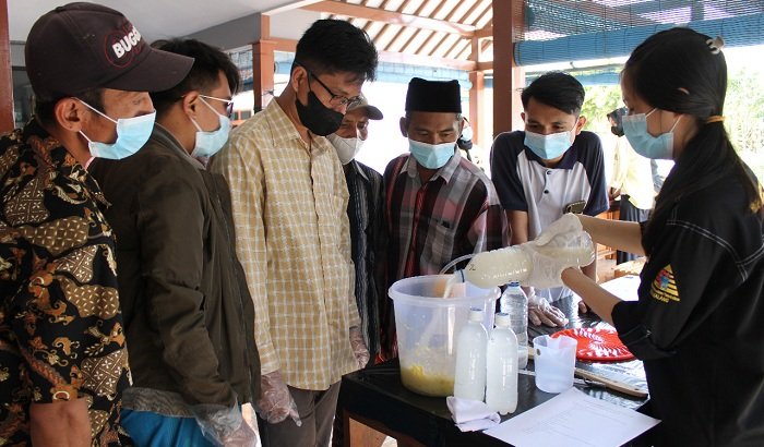 771a-Pembuatan POC Mahasiswa ITN Berikan Pelatihan Pembuatan POC dan Briket ke Warga Desa Panggungrejo, Gondanglegi