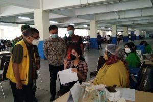 846-Rektor UMC tinjau vaksinasi massal Kolaborasi Universitas Ma Chung–Ciputra Group Dukung Program Percepatan Vaksinasi