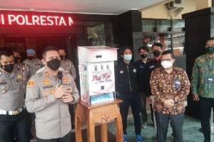 Polresta Malang Kota Bersama FT UB Luncurkan Dispenser Masker