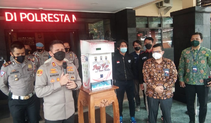Polresta Malang Kota Bersama FT UB Luncurkan Dispenser Masker
