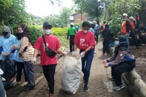 778-Mahasiswa IBU mengangkat sampah Peduli Lingkungan, IKIP Budi Utomo Terjunkan 50 Mahasiswa Ikuti GASS