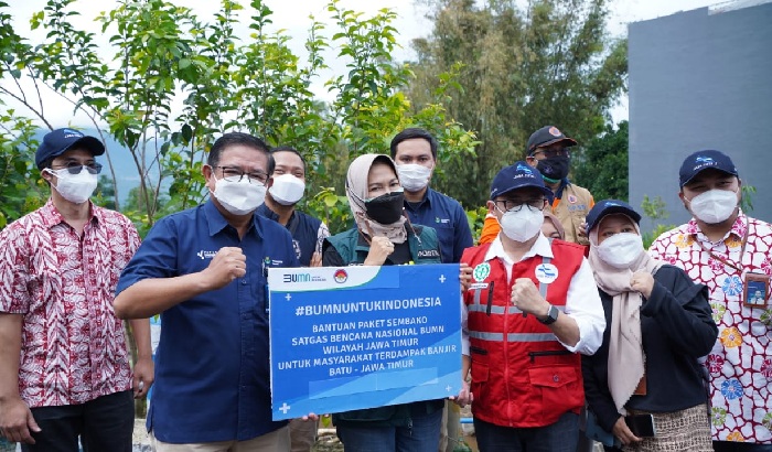 Pertrokimia Gresik-Satgas Tanggap Bencana Nasional BUMN Jatim Salurkan 1.200 Paket Sembako untuk Korban Banjir di Batu dan Malang