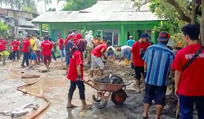 Puluhan Mahasiswa IKIP Budi Utomo Bantu Warga Terdampak Banjir Bandang di Penanggungan, Kota Malang