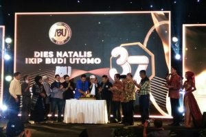 786-Potong tumpeng dies natalis IKIP Budi Utomo Libatkan Alumni, IKIP Budi Utomo Gelar Dies Natalis Bertajuk 'IBU Memanggil'