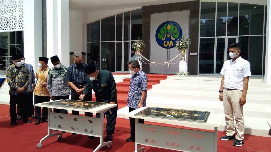 (Rektor UM, Prof. Dr. AH. Rofi'uddin, M.Pd. menandatangani prasasti peresmian Gedung Penunjang Pembelajaran Masjid Al Hikmah.credit: ANC)
