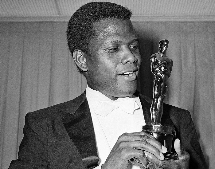 Sydney Poitier menerima Oscar tahun 1964