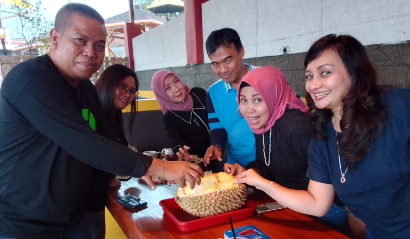 Menikmati Durian di Kafe Abah Anton