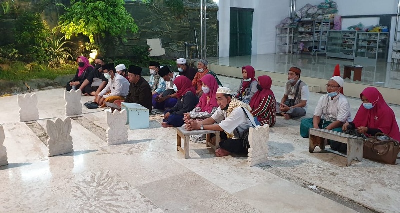 Ziarah Wali Rolas 88 diiringi doa di makam Maulana Malik Ibrahim