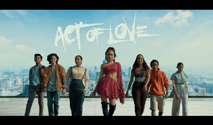 Cinta Laura Gagas #ActOfLove pada Anniversary ke 15 Karyanya di Dunia Hiburan