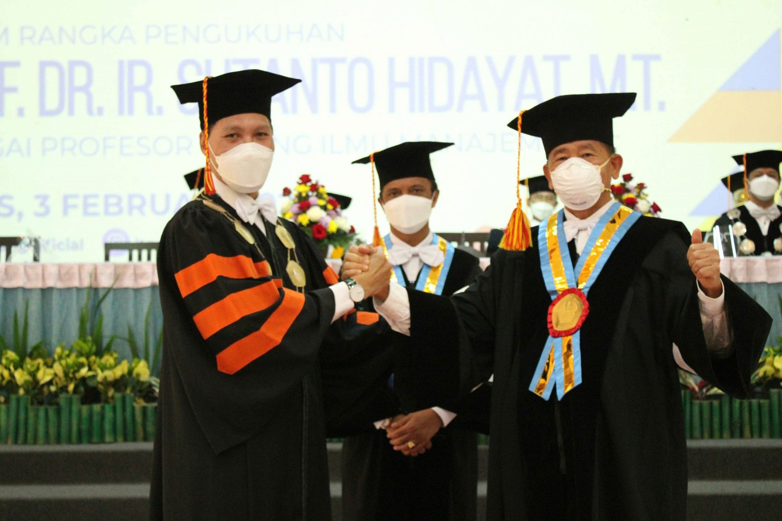 Rektor ITN Malang Prof. Dr. Eng. Ir. Abraham Lomi, MSEE bersama Prof. Dr. Ir. Sutanto Hidayat, MT