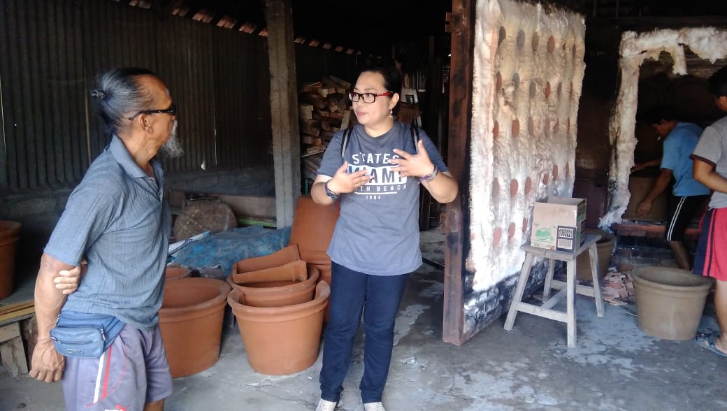 (Dr. Priscilla Tamara, ST., MT, berbincang dengan pengrajin gerabah di Bali. credit:ist)