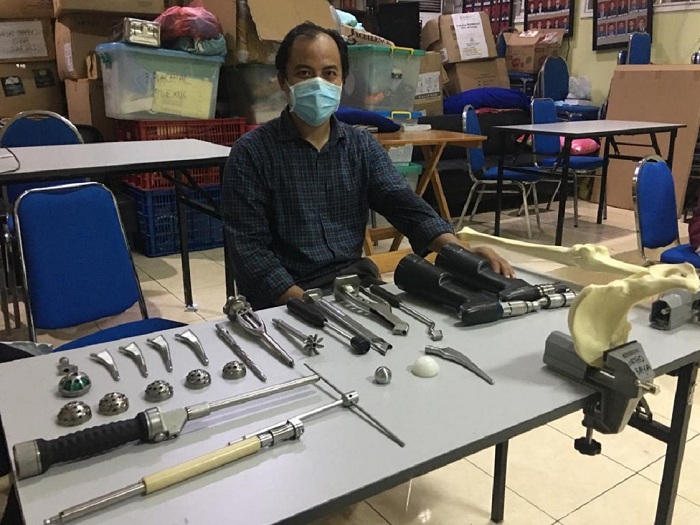 Fahmi Mubarok melakukan proses ujicoba pemasangan implan