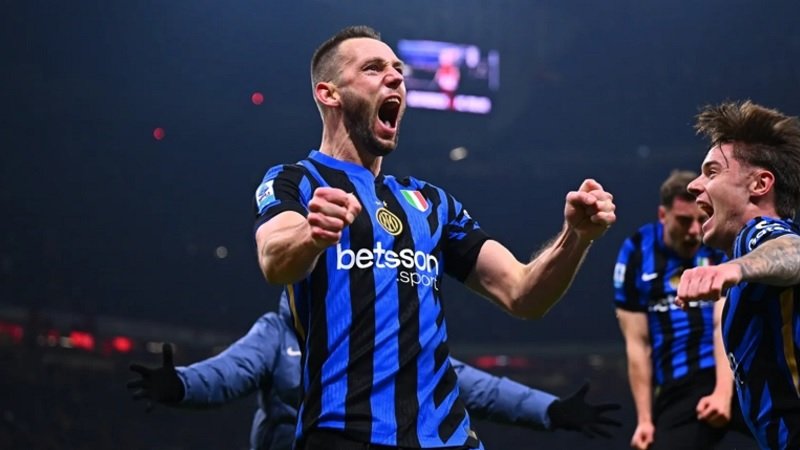 863-Selebrasi Stefan De Vrij Imbangi AC Milan 1-1, Gol Larut Stefan De Vrij Selamatkan Inter Milan dari Kekalahan