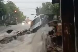 BMKG Peringatkan Hujan Lebat dan Gelombang Tinggi Akibat Tiga Sistem Tropis