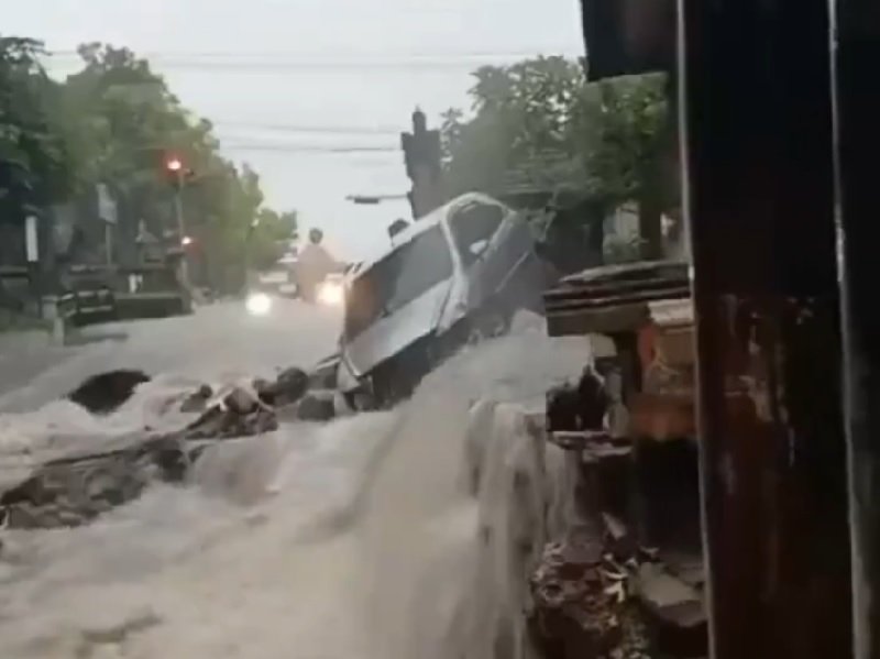 1013-Banjir BMKG Peringatkan Hujan Lebat dan Gelombang Tinggi Akibat Tiga Sistem Tropis