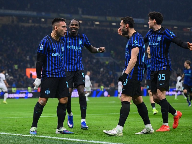 889-Pemain Inter selebrasi Kalahkan Bologna 3-1, Inter Milan Kembali ke Puncak