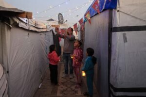 069-Memasang dekorasi Ramadan di Gaza Puasa di Tengah Reruntuhan, Kisah Pilu Warga Gaza Menjalani Ibadah Ramadan 2026