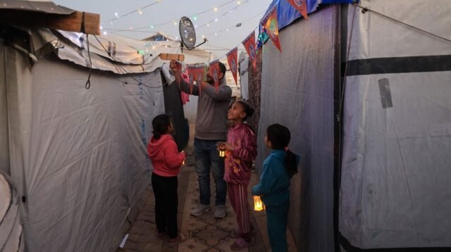 069-Memasang dekorasi Ramadan di Gaza Puasa di Tengah Reruntuhan, Kisah Pilu Warga Gaza Menjalani Ibadah Ramadan 2026