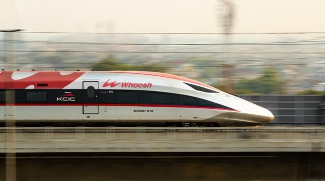 1042-Whoosh KCIC Kecam Tindakan Penumpang Tahan Pintu Kereta Cepat Whoosh di Padalarang