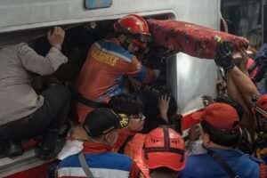 Korban Jiwa Kecelakaan Maut KA Aggo Bromo Anggrek dengan Commuter Line Bertambah Menjadi 7 Orang, Proses Evakuasi Terus Dilakukan
