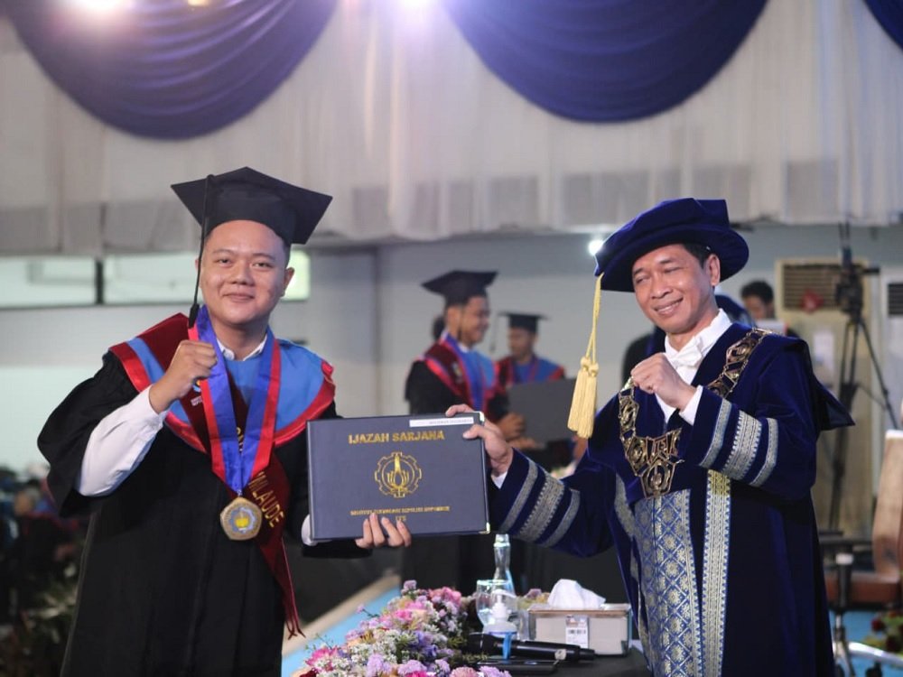 Jejak Wisudawan Termuda dan Tertua Raih Predikat Gemilang di Wisuda ke-133 ITS